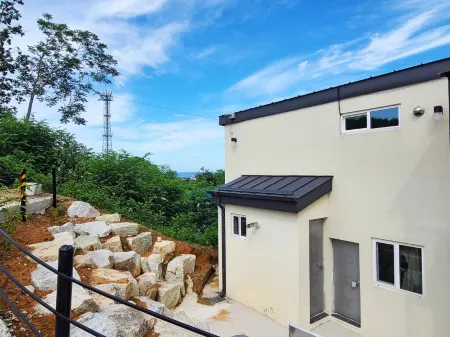 Goseong Sunny Hill Pension Отели в г. Косон
