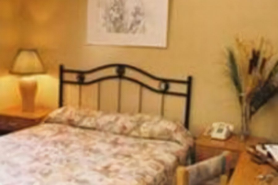 1. Hotel Du..