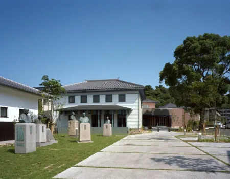 Bito Listoir Hotel Tsuyama Отели рядом с достопримечательностью «Kumenosato Road Station»