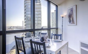 Docklands High Level 1 Bedroom Apartment with Pool by KozyGuru