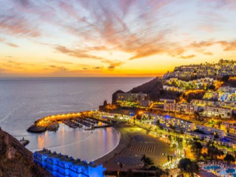 Dúplex moderno cerca de la piscina