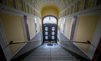 Parliament Corner Apartment - Housity