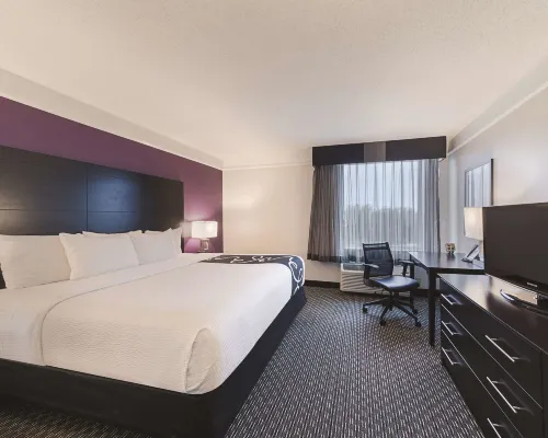 La Quinta Inn & Suites by Wyndham Austin Round Rock Hotels near Inner Space Cavern