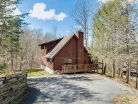 Dudley IV by AvantStay Cosy Cabin w Hot Tub Sweeping Views