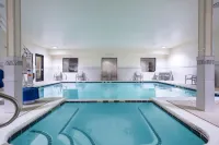 Holiday Inn Express KANSAS CITY - AT THE LEGENDS by IHG - piscina