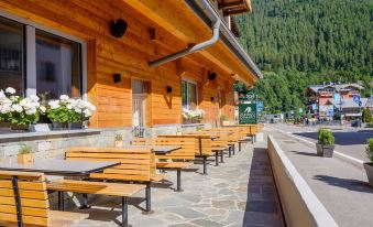 Albergo Dimaro Wellness Hotel