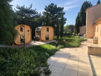 Logis Hôtel & Spa Déjeunez Sous l'Arbre فنادق في Chateauneuf-le-Rouge