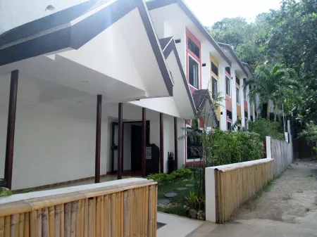 Microtel by Wyndham Boracay Отели рядом с достопримечательностью «Пятница Бич»