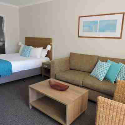 Base Holidays - Ettalong Beach Premium Apartments Rooms