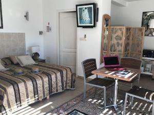 Residence Hoteliere A Trama