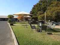 Wine Village Motor Inn - parking
