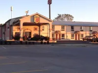 Super 8 by Wyndham Sallisaw - Motels