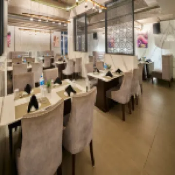 เอ็นไรส์ โดย ซายาจิ รา