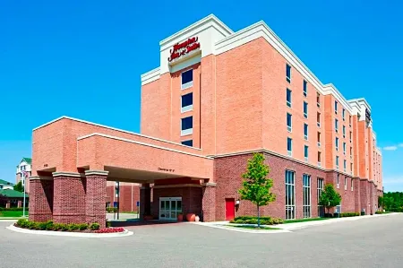 Hampton Inn & Suites Detroit/Airport-Romulus