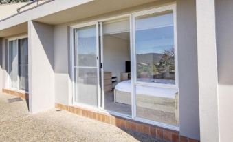 Cascades 3 - Studio Apartment l Free WiFi l Central Location l Bath