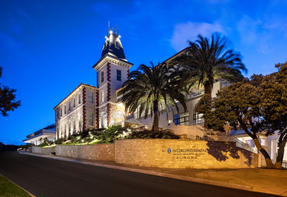 인터컨티넨탈 소렌토의 아름다운 야외 수영장 전경