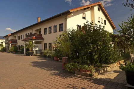 Weingut Sandwiese Winzerhotel Отели в г. Вестхофен