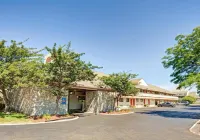 Days Inn & Suites by Wyndham Monroe Hotels near Jeff's Bait & Tackle