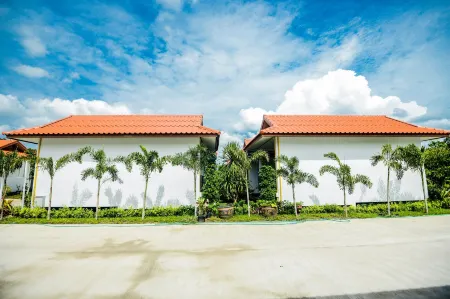 Nangrong Garden Home Отели рядом с достопримечательностью «Wat Klang Nang Rong»