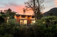 Rainforest Deluxe Hotels near Andris Apse Gallery