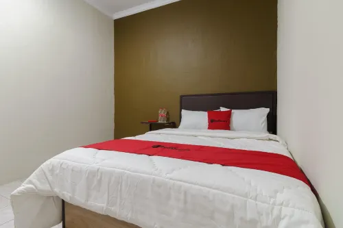 RedDoorz Near Cikampek Mall Karawang Hotels in Klari
