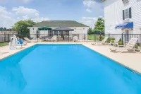 Howard Johnson by Wyndham Jackson - Swimmingpools
