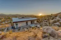 Desert Ridge - Hot Tub, Fire Pit, BBQ, Out Door Shower & Incredi 2 Bedroom Home by RedAwning Отели в г. Юкка Вэлли