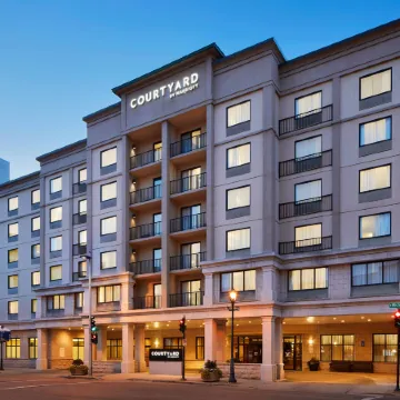 Courtyard Milwaukee Downtown Отели рядом с достопримечательностью «Железнодорожный вокзал Милуоки»
