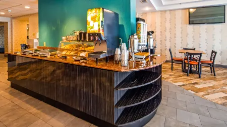 Best Western Plus Atlanta Airport-East Отели рядом с достопримечательностью «Delta Flight Museum»