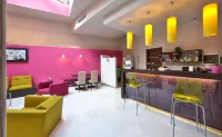 بست ويسترن سينيميوزيك هوتل - بار