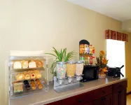 Econo Lodge Inn & Suites - breakfast