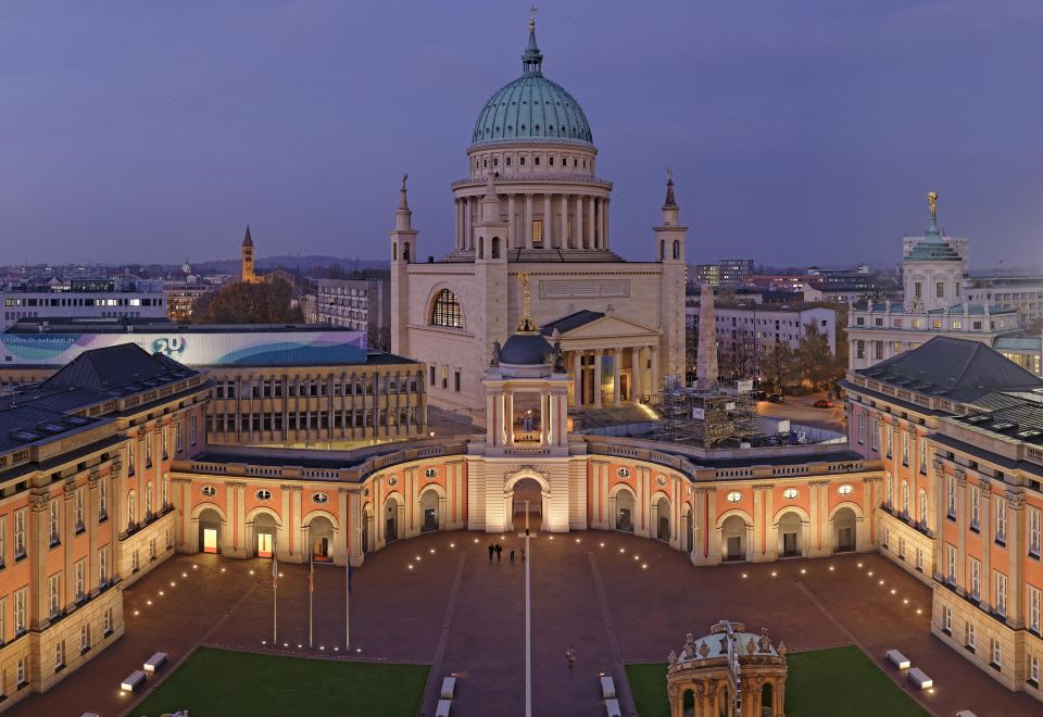 3. 홀리데이 인 익..