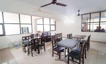Fabhotel Grand Castle - Housity