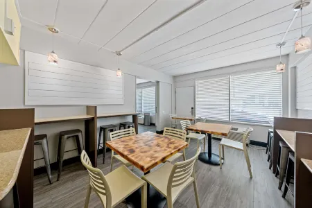 SureStay Hotel by Best Western Virginia Beach Royal Clipper Отели рядом с достопримечательностью «Парк штата Ферст Ландинг»