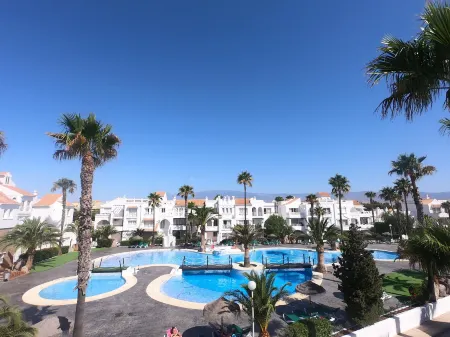 Apartamentos Golf Center Отели рядом с достопримечательностью «Playa de Levante»