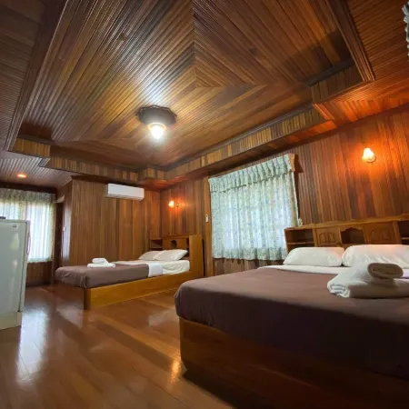 Sri Phairin Resort Отели рядом с достопримечательностью «Здание из красного кирпича Tuek Daeng»