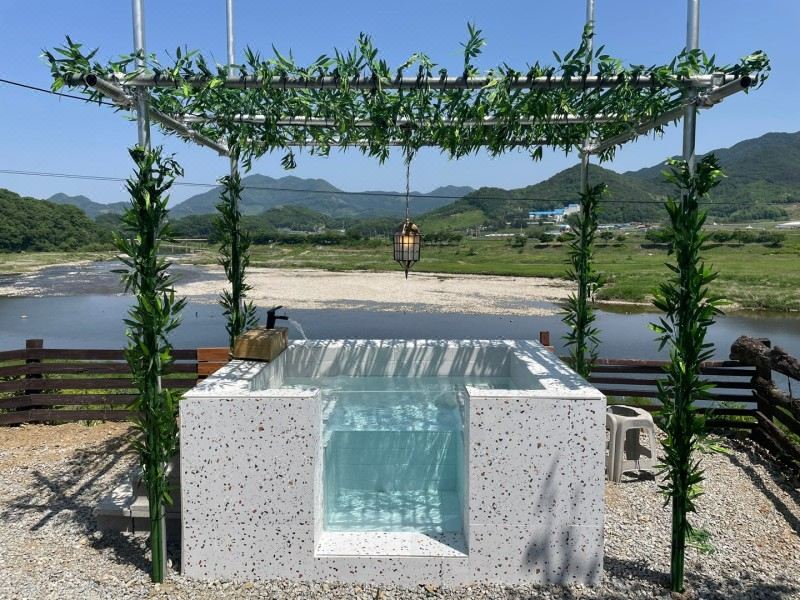 아이힐 펜션의 깔끔한 객실 내부 이미지