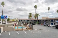 Studio 6 Suites San Bernardino, CA - parking