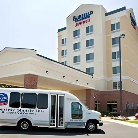 Fairfield Inn & Suites Washington, DC/New York Avenue Отели рядом с достопримечательностью «Автостанция Greyhound »