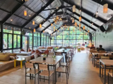 เนเชอรัล ปาร์ค รีสอร์ท เดอ วังทอง โรงแรมในอำเภอ วังทอง