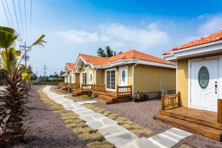 Seogwipo Gyuljungok Pension Отели рядом с достопримечательностью «Shinhwa Theme Park»