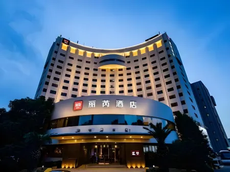 Radisson RED Shanghai Wujiaochang Hotel Отели рядом с достопримечательностью «Fudan University Handan Road Stadium»