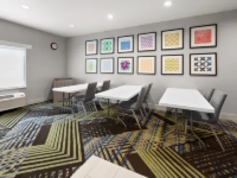 Holiday Inn Express & Suites ACME -特拉弗斯城 阿克米酒店