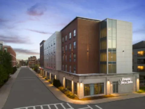 ハンプトン  イン & スイーツ ウースター ウースターのホテル