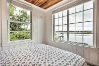 Charming Bristol Cottage w/ Private Beach! - 3-Star