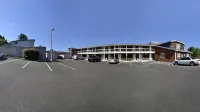 Travelodge by Wyndham Depoe Bay - parking