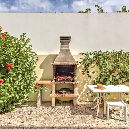 Large Private Pool Viilla, Close to Amenites, Free Air Conditioning and Wifi