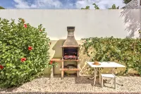 Large Private Pool Viilla, Close to Amenites, Free Air Conditioning and Wifi