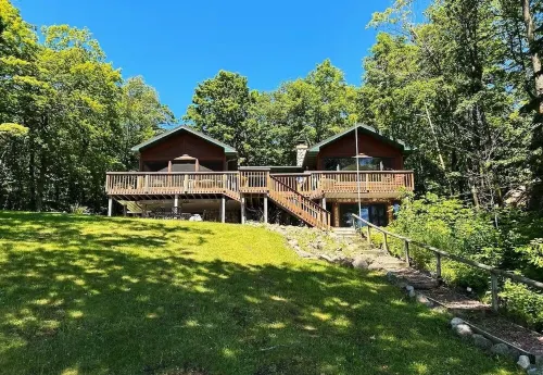 紅色覺醒的Spruce Haven 3臥室的家