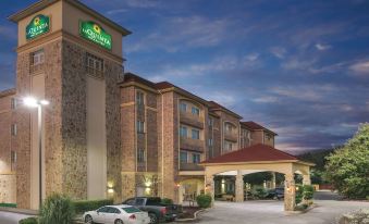 Baymont Inn & Suites by Wyndham Dallas South-DeSoto